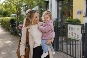 Nanny Hamburg Nymphenburg betreut Kinder liebevoll und unterstützt die Familie im Alltag in einer Teilzeitstelle.